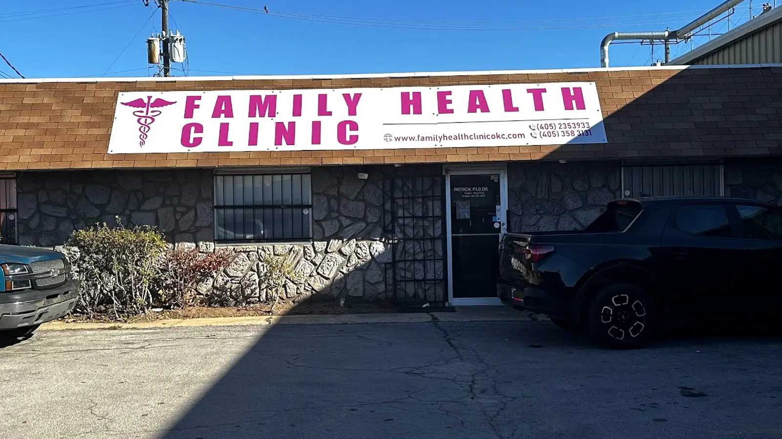 La Clínica de Salud Familiar en 1506 S. Agnew Ave, Oklahoma City, con su letrero al frente